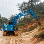Đơn vị thi công khắc phục điểm sạt lở trên tuyến QL 24
