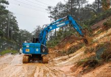 Quảng Ngãi: Nhiều điểm sạt lở nghiêm trọng, gây ách tắc giao thông