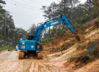 Quảng Ngãi: Nhiều điểm sạt lở nghiêm trọng, gây ách tắc giao thông