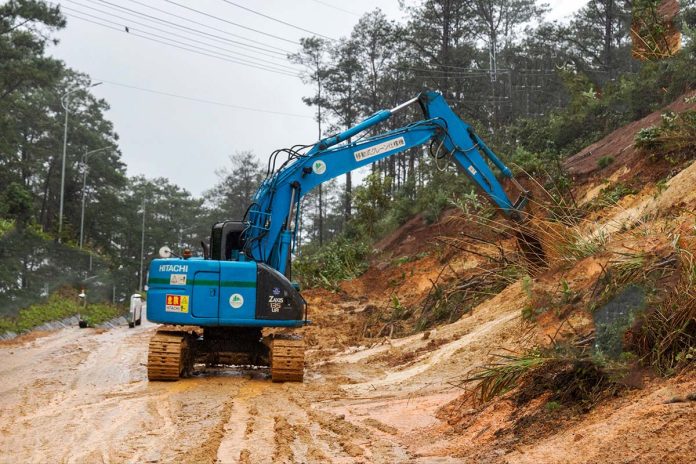 Đơn vị thi công khắc phục điểm sạt lở trên tuyến QL 24