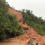 Sạt lở núi gây ách tắc giao thông trên tuyến Tỉnh lộ 623 thuộc xã Sơn Tây, tỉnh Quảng Ngãi