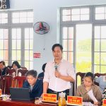 Các cán bộ xã tham gia hội nghị