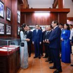Thủ tướng Phạm Minh Chính và các đại biểu tham quan phòng trưng bày hiện vật, hình ảnh hoạt động của cố Thủ tướng Phạm Văn Đồng