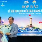 Bà Phạm Thị Trung-Giám đốc Sở VH-TT&DL Quảng Ngãi trao hoa cho nhà tài trợ chính BSR