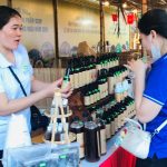 Khách quan quan, mua hàng tại các gian hàng OCOP