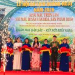 Lãnh đạo Sở VH-TT&DL tỉnh Quảng Ngãi cùng đại biểu cắt băng khai mạc triển lãm