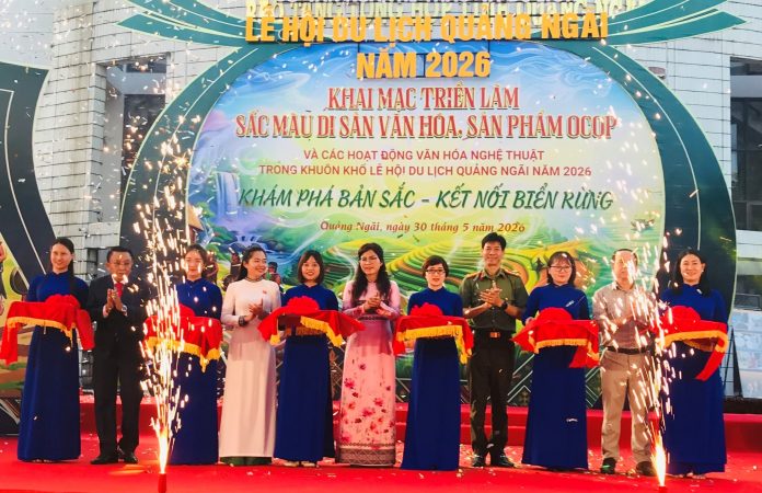 Lãnh đạo Sở VH-TT&DL tỉnh Quảng Ngãi cùng đại biểu cắt băng khai mạc triển lãm