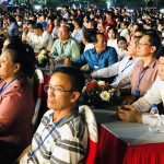 Lãnh đạo tỉnh Quảng Ngãi và đại biểu cùng đông đảo nhân dân dự lễ khai mạc Lễ hội du lịch với chủ đề Quảng Ngãi-Bản giao hưởng Biển đảo