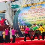 Một trong những tiết mục văn nghệ biểu diễn tại Lễ khai mạc triển lãm