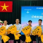 Sở VH-TT&DL Quảng Ngãi trao hoa cho các nhà tài trợ