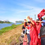 Người dân xem và cổ vũ các đội đua thuyền trên sông Trà Bồng
