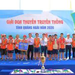 Sở VH-TT&DL Quảng Ngãi trao cờ lưu niệm cho các đội tham gia đua thuyền
