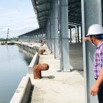 5.Giám đốc BQL dự án Nguyễn Đình Trung kiểm tra khu vực dịch vụ hậu cần và bến cập tàu của dự án