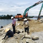 6. Công nhân đang thi công lát kè bến cảng